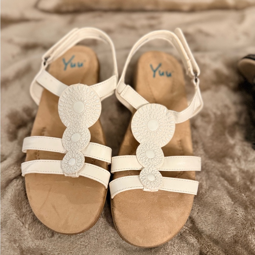 Yuu Women's Cream Strappy Sandals